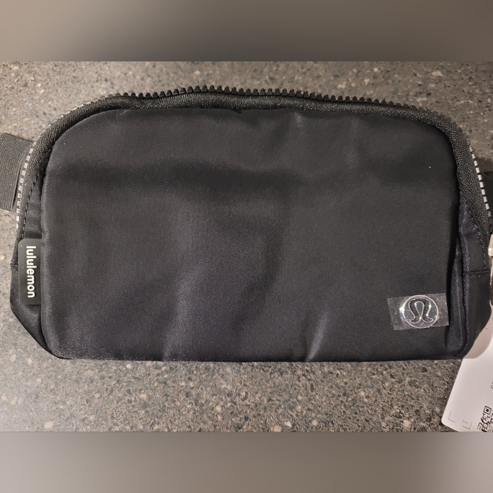 NWT-Crossbody/Waist Bag Read Post